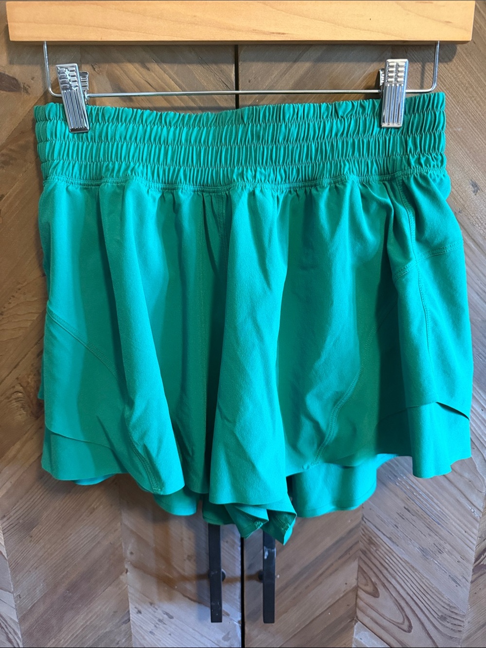 Women’s Kelly green lulu shake it out shorts